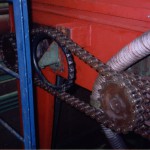 Prevention of the "goods train effect" in a roller conveyor of a steel mill