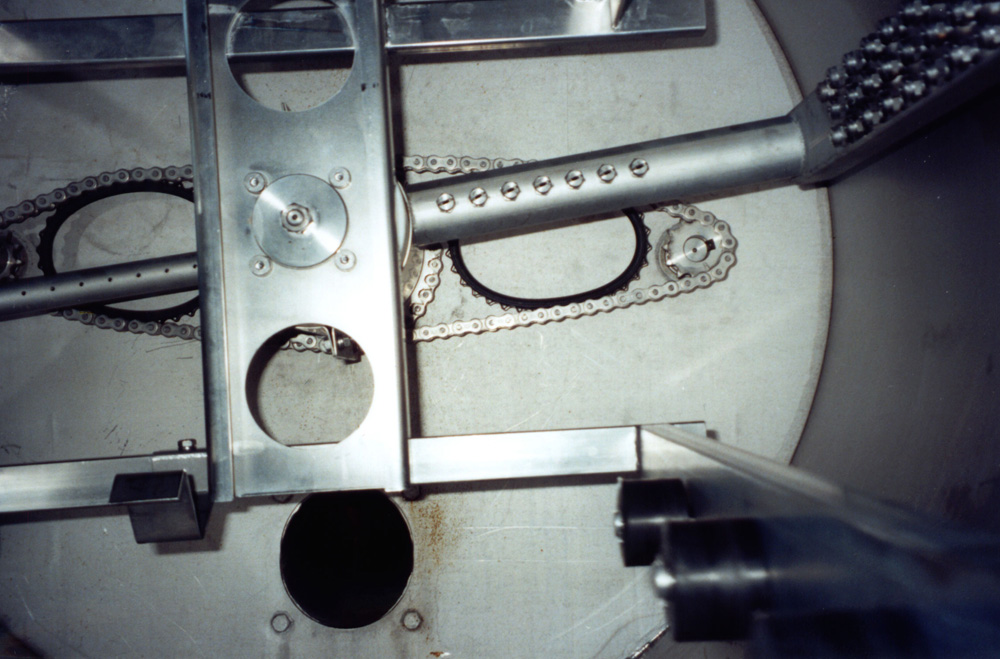 Stainless steel chain drive with ROLL-RING in a cleaning machine